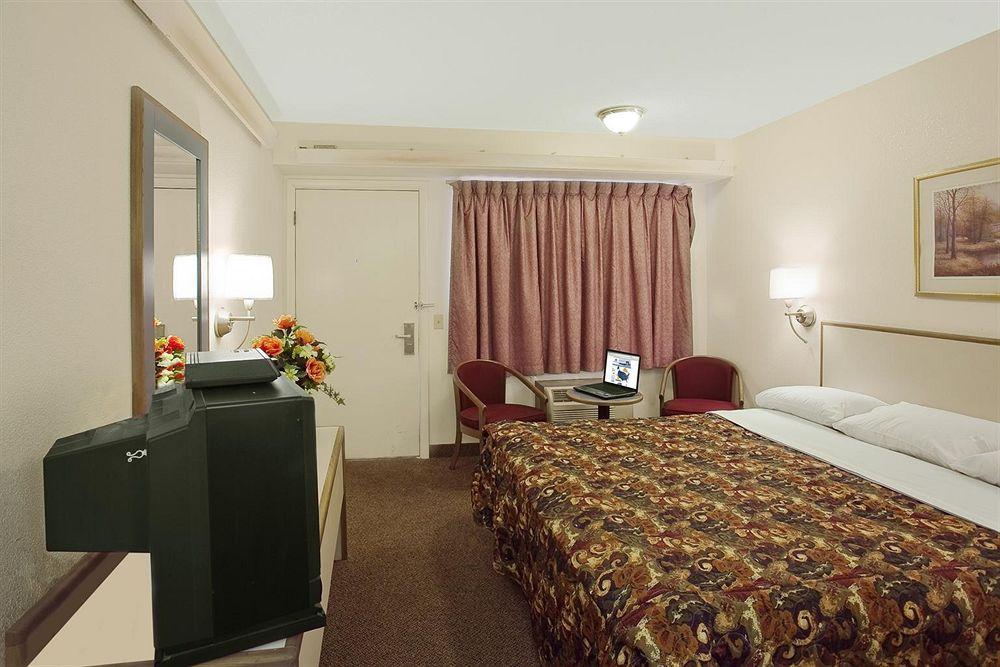 Americas Best Value Inn-Pittsburgh Airport Coraopolis Exteriör bild
