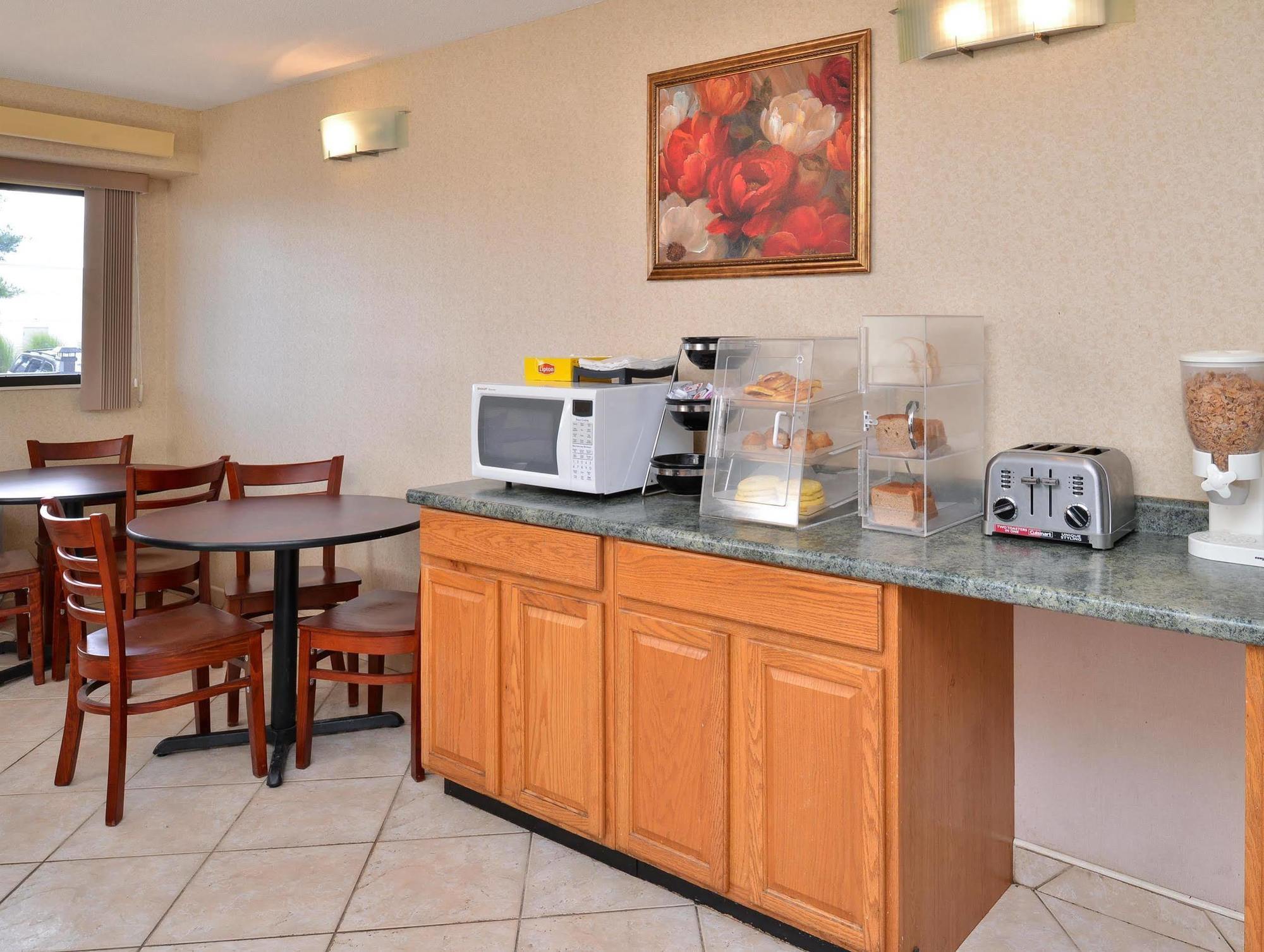 Americas Best Value Inn-Pittsburgh Airport Coraopolis Exteriör bild